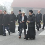 Uroczystość nadania Szkole Podstawowej z Oddziałami Dwujęzycznymi w Bolminie imienia Świętego Jana Pawła II.  Na zdjęciu (od lewej): biskup Jan Piotrowski, Robert Jaworski  - burmistrz Chęcin, Małgorzata Markiewicz - dyrektor szkoły i ksiądz proboszcz Władysław Janic / Marzena Mąkosa / Radio Kielce