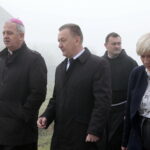 Uroczystość nadania Szkole Podstawowej z Oddziałami Dwujęzycznymi w Bolminie imienia Świętego Jana Pawła II. Na zdjęciu (od lewej): biskup Jan Piotrowski, Robert Jaworski  - burmistrz Chęcin i Małgorzata Markiewicz - dyrektor szkoły / Marzena Mąkosa / Radio Kielce