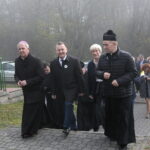 Uroczystość nadania Szkole Podstawowej z Oddziałami Dwujęzycznymi w Bolminie imienia Świętego Jana Pawła II. Na zdjęciu (od lewej): biskup Jan Piotrowski, Robert Jaworski  - burmistrz Chęcin, Małgorzata Markiewicz - dyrektor szkoły i ksiądz proboszcz Władysław Janic / Marzena Mąkosa / Radio Kielce