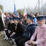 Uroczystość nadania Szkole Podstawowej z Oddziałami Dwujęzycznymi w Bolminie imienia Świętego Jana Pawła II. Pierwszoklasiści  / Marzena Mąkosa / Radio Kielce