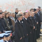 Uroczystość nadania Szkole Podstawowej z Oddziałami Dwujęzycznymi w Bolminie imienia Świętego Jana Pawła II. Na zdjęciu w pierwszym rzędzie Krzysztof Słoń - senator RP, Robert Jaworski - burmistrz Chęcin, biskup Jan Piotrowski i proboszcz ksiądz Władysław Janic / Marzena Mąkosa / Radio Kielce