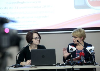 Konferencja w Przystanku Historia. Przedstawienie projektów edukacyjnych i patriotycznych. Na zdjęciu (od lewej): Edyta Krężołek – główny specjalista Delegatury IPN w Kielcach i Dorota Koczwańska - Kalita - Naczelnik Delegatury IPN w Kielcach / Marzena Mąkosa / Radio Kielce