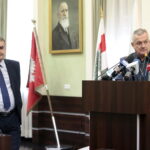 Konferencja prezydenta Kielc, Wojciecha Lubawskiego. Na zdjęciu (od lewej): Wojciech Lubawski - prezydent Kielc i Andrzej Kędra - dyrektor Wydziału Architektury i Budownictwa w Urzędzie Miasta Kielce / Marzena Mąkosa / Radio Kielce