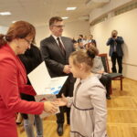 Wręczenie nagród laureatom konkursu na projekt graficzny "Zaprojektuj Niepodległość". Nagrody wręcza Agata Wojtyszek - wojewoda świętokrzyski i Tomasz Pleban - wicekurator oświaty / Marzena Mąkosa / Radio Kielce