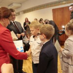 Wręczenie nagród laureatom konkursu na projekt graficzny "Zaprojektuj Niepodległość". Nagrody wręcza Agata Wojtyszek - wojewoda świętokrzyski i Tomasz Pleban - wicekurator oświaty / Marzena Mąkosa / Radio Kielce