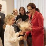 Wręczenie nagród laureatom konkursu na projekt graficzny "Zaprojektuj Niepodległość". Nagrody wręcza Agata Wojtyszek - wojewoda świętokrzyski i Tomasz Pleban - wicekurator oświaty / Marzena Mąkosa / Radio Kielce