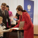 Wręczenie nagród laureatom konkursu na projekt graficzny "Zaprojektuj Niepodległość". Nagrody wręcza Agata Wojtyszek - wojewoda świętokrzyski i Tomasz Pleban - wicekurator oświaty / Marzena Mąkosa / Radio Kielce