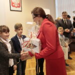 Wręczenie nagród laureatom konkursu na projekt graficzny "Zaprojektuj Niepodległość". Nagrody wręcza Agata Wojtyszek - wojewoda świętokrzyski i Tomasz Pleban - wicekurator oświaty / Marzena Mąkosa / Radio Kielce