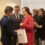 Wręczenie nagród laureatom konkursu na projekt graficzny "Zaprojektuj Niepodległość". Nagrody wręcza Agata Wojtyszek - wojewoda świętokrzyski i Tomasz Pleban - wicekurator oświaty / Marzena Mąkosa / Radio Kielce