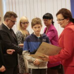 Wręczenie nagród laureatom konkursu na projekt graficzny "Zaprojektuj Niepodległość". Nagrody wręcza Agata Wojtyszek - wojewoda świętokrzyski i Tomasz Pleban - wicekurator oświaty / Marzena Mąkosa / Radio Kielce