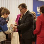 Wręczenie nagród laureatom konkursu na projekt graficzny "Zaprojektuj Niepodległość". Nagrody wręcza Agata Wojtyszek - wojewoda świętokrzyski i Tomasz Pleban - wicekurator oświaty / Marzena Mąkosa / Radio Kielce