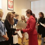 Wręczenie nagród laureatom konkursu na projekt graficzny "Zaprojektuj Niepodległość". Nagrody wręcza Agata Wojtyszek - wojewoda świętokrzyski i Tomasz Pleban - wicekurator oświaty / Marzena Mąkosa / Radio Kielce