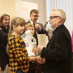 Wręczenie nagród laureatom konkursu na projekt graficzny "Zaprojektuj Niepodległość". Nagrody wręcza Agata Wojtyszek - wojewoda świętokrzyski i Tomasz Pleban - wicekurator oświaty / Marzena Mąkosa / Radio Kielce