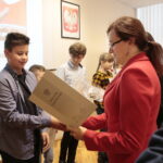 Wręczenie nagród laureatom konkursu na projekt graficzny "Zaprojektuj Niepodległość". Nagrody wręcza Agata Wojtyszek - wojewoda świętokrzyski i Tomasz Pleban - wicekurator oświaty / Marzena Mąkosa / Radio Kielce