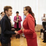 Wręczenie nagród laureatom konkursu na projekt graficzny "Zaprojektuj Niepodległość". Nagrody wręcza Agata Wojtyszek - wojewoda świętokrzyski i Tomasz Pleban - wicekurator oświaty / Marzena Mąkosa / Radio Kielce