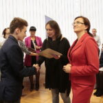 Wręczenie nagród laureatom konkursu na projekt graficzny "Zaprojektuj Niepodległość". Nagrody wręcza Agata Wojtyszek - wojewoda świętokrzyski i Tomasz Pleban - wicekurator oświaty / Marzena Mąkosa / Radio Kielce