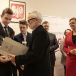 Wręczenie nagród laureatom konkursu na projekt graficzny "Zaprojektuj Niepodległość". Nagrody wręcza Agata Wojtyszek - wojewoda świętokrzyski i Tomasz Pleban - wicekurator oświaty / Marzena Mąkosa / Radio Kielce