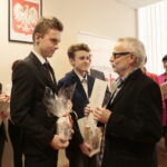 Wręczenie nagród laureatom konkursu na projekt graficzny "Zaprojektuj Niepodległość". Nagrody wręcza Agata Wojtyszek - wojewoda świętokrzyski i Tomasz Pleban - wicekurator oświaty / Marzena Mąkosa / Radio Kielce