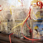 Wręczenie nagród laureatom konkursu na projekt graficzny "Zaprojektuj Niepodległość". Nagrody dla laureatów  / Marzena Mąkosa / Radio Kielce