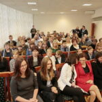 Wręczenie nagród laureatom konkursu na projekt graficzny "Zaprojektuj Niepodległość". Nagrody wręcza Agata Wojtyszek - wojewoda świętokrzyski i Tomasz Pleban - wicekurator oświaty / Marzena Mąkosa / Radio Kielce