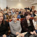 Wręczenie nagród laureatom konkursu na projekt graficzny "Zaprojektuj Niepodległość". Nagrody wręcza Agata Wojtyszek - wojewoda świętokrzyski i Tomasz Pleban - wicekurator oświaty / Marzena Mąkosa / Radio Kielce