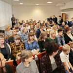 Wręczenie nagród laureatom konkursu na projekt graficzny "Zaprojektuj Niepodległość". Nagrody wręcza Agata Wojtyszek - wojewoda świętokrzyski i Tomasz Pleban - wicekurator oświaty / Marzena Mąkosa / Radio Kielce