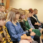 Wręczenie nagród laureatom konkursu na projekt graficzny "Zaprojektuj Niepodległość". Nagrody wręcza Agata Wojtyszek - wojewoda świętokrzyski i Tomasz Pleban - wicekurator oświaty / Marzena Mąkosa / Radio Kielce