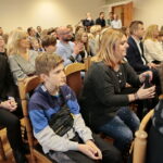 Wręczenie nagród laureatom konkursu na projekt graficzny "Zaprojektuj Niepodległość". Nagrody wręcza Agata Wojtyszek - wojewoda świętokrzyski i Tomasz Pleban - wicekurator oświaty / Marzena Mąkosa / Radio Kielce