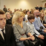 Wręczenie nagród laureatom konkursu na projekt graficzny "Zaprojektuj Niepodległość". Nagrody wręcza Agata Wojtyszek - wojewoda świętokrzyski i Tomasz Pleban - wicekurator oświaty / Marzena Mąkosa / Radio Kielce