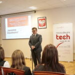 Wręczenie nagród laureatom konkursu na projekt graficzny "Zaprojektuj Niepodległość".Przemawia Tomasz Pleban - wicekurator oświaty / Marzena Mąkosa / Radio Kielce