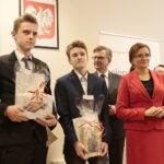 Wręczenie nagród laureatom konkursu na projekt graficzny "Zaprojektuj Niepodległość". Nagrody wręcza Agata Wojtyszek - wojewoda świętokrzyski i Tomasz Pleban - wicekurator oświaty / Marzena Mąkosa / Radio Kielce