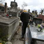 Sprzątanie cmentarzy / Marzena Mąkosa / Radio Kielce