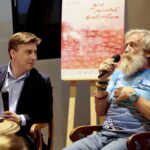 Spotkanie z Aleksandrem Dobą - zdobywcą tytułu "Podróżnika Roku 2015" National Geographic w Muzeum Narodowym. Na zdjęciu (od lewej): dr Paweł Grzesik i Aleksander Doba - podróżnik / Marzena Mąkosa / Radio Kielce