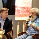 Spotkanie z Aleksandrem Dobą - zdobywcą tytułu "Podróżnika Roku 2015" National Geographic w Muzeum Narodowym. Na zdjęciu (od lewej): dr Paweł Grzesik i Aleksander Doba - podróżnik / Marzena Mąkosa / Radio Kielce