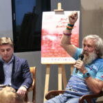 Spotkanie z Aleksandrem Dobą - zdobywcą tytułu "Podróżnika Roku 2015" National Geographic w Muzeum Narodowym. Na zdjęciu (od lewej): dr Paweł Grzesik i Aleksander Doba - podróżnik / Marzena Mąkosa / Radio Kielce