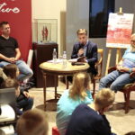 Spotkanie z Aleksandrem Dobą - zdobywcą tytułu "Podróżnika Roku 2015" National Geographic w Muzeum Narodowym. Na zdjęciu (od lewej): dr Paweł Grzesik i Aleksander Doba - podróżnik / Marzena Mąkosa / Radio Kielce