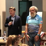 Spotkanie z Aleksandrem Dobą - zdobywcą tytułu "Podróżnika Roku 2015" National Geographic w Muzeum Narodowym. Na zdjęciu (od lewej): dr Paweł Grzesik i Aleksander Doba - podróżnik / Marzena Mąkosa / Radio Kielce