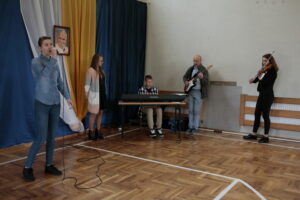 Konkurs poetycki "O złoty Laur św. Jana Pawła II" w Szkole Podstawowej / Marzena Mąkosa / Radio Kielce