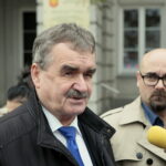 Konferencja Wojciecha Lubawskiego - prezydenta Kielc na kieleckim Rynku. Na zdjęciu (od lewej): Wojciech Lubawski - prezydent Kielc i Mariusz Goraj / Marzena Mąkosa / Radio Kielce