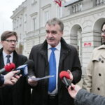 Konferencja Wojciecha Lubawskiego - prezydenta Kielc na kieleckim Rynku. Na zdjęciu (od lewej): Mariusz Olszewski, Wojciech Lubawski - prezydent Kielc i Mariusz Goraj / Marzena Mąkosa / Radio Kielce