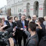 Konferencja Wojciecha Lubawskiego - prezydenta Kielc na kieleckim Rynku. Na zdjęciu (od lewej): Witold Borowiec, Mariusz Olszewski, Sylwia Cedro - Kaczmarczyk, Wojciech Lubawski - prezydent Kielc i Mariusz Goraj / Marzena Mąkosa / Radio Kielce