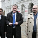 Konferencja Wojciecha Lubawskiego - prezydenta Kielc na kieleckim Rynku. Na zdjęciu (od lewej): Mariusz Olszewski, Wojciech Lubawski - prezydent Kielc i Mariusz Goraj / Marzena Mąkosa / Radio Kielce