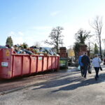 Kontenery przy cmentarzach / Marzena Mąkosa / Radio Kielce