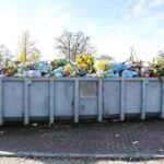 Kontenery przy cmentarzach / Marzena Mąkosa / Radio Kielce