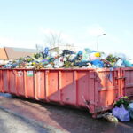 Kontenery przy cmentarzach / Marzena Mąkosa / Radio Kielce