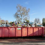 Kontenery przy cmentarzach / Marzena Mąkosa / Radio Kielce