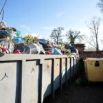 Kontenery przy cmentarzach / Marzena Mąkosa / Radio Kielce
