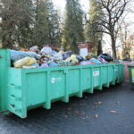 Kontenery przy cmentarzach / Marzena Mąkosa / Radio Kielce