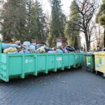 Kontenery przy cmentarzach / Marzena Mąkosa / Radio Kielce