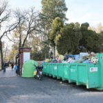 Kontenery przy cmentarzach / Marzena Mąkosa / Radio Kielce